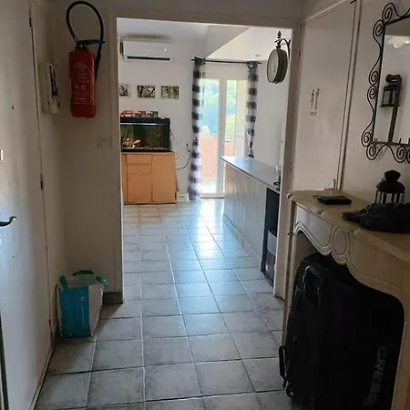 En Provence Avec Possibilite Garage Motos Et Velo Apartment